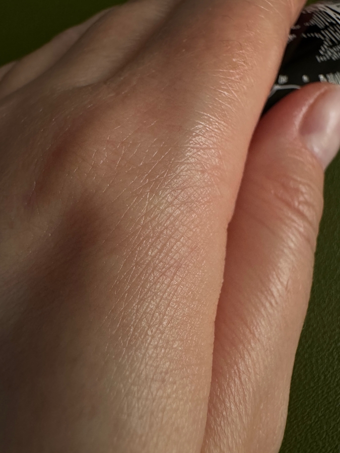 Через +- пару минут после нанесения крема (дневной свет). Крем впитался, масляный след еще остался.