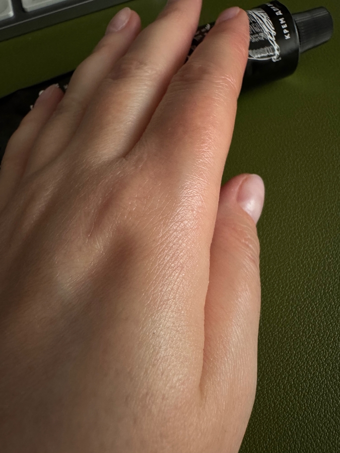 Сразу после нанесения крема (дневной свет). Крем впитался, масляный след еще остался.