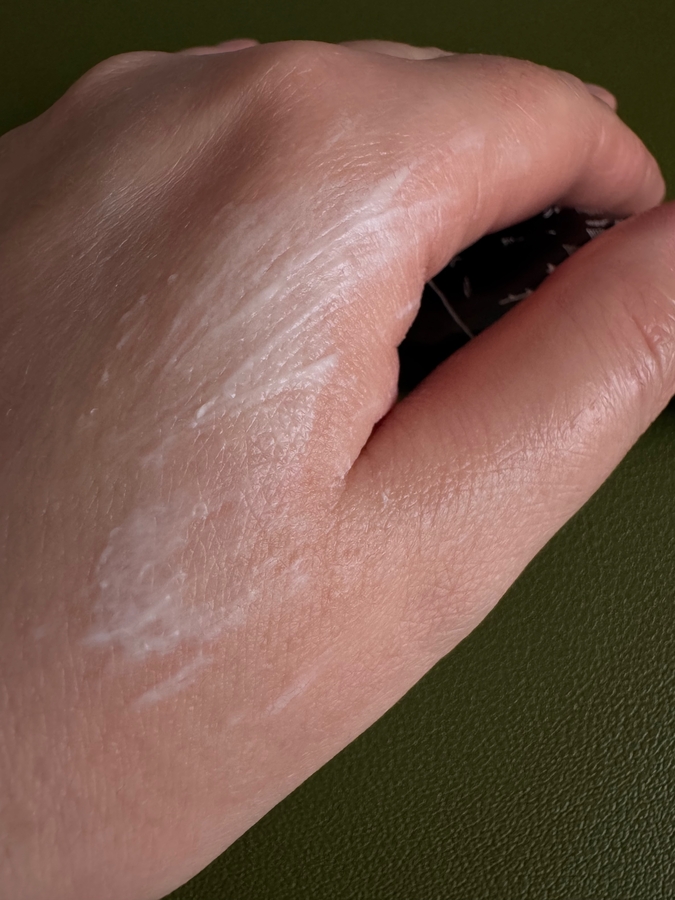 Чем дольше распределяем, тем больше он тает и начинает потихоньку впитываться (дневной свет).