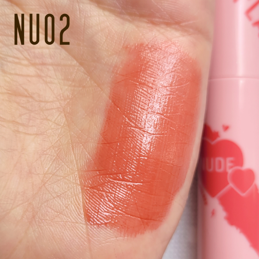 Watery Glam Lipgloss в оттенке NU02, свотч на руке