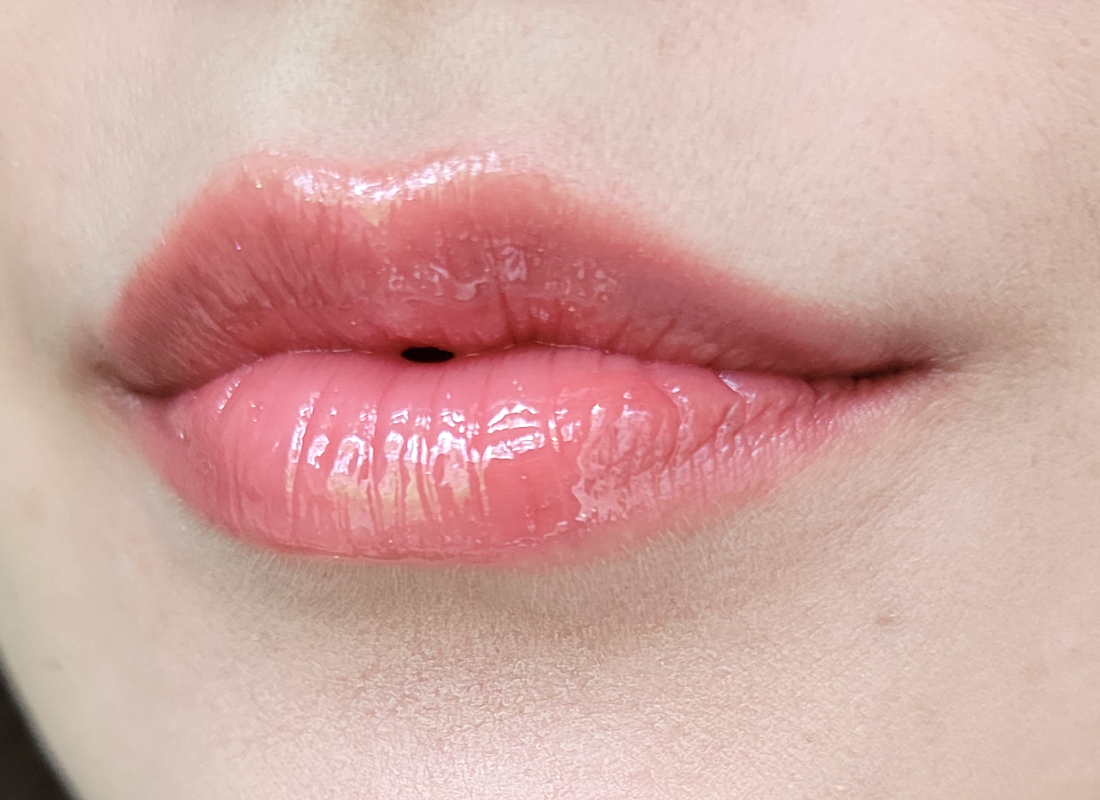 Lasting Glossy Lipgloss в оттенке S02 поверх Watery Glam Lipgloss в оттенке NU03, нанесен на центр губ