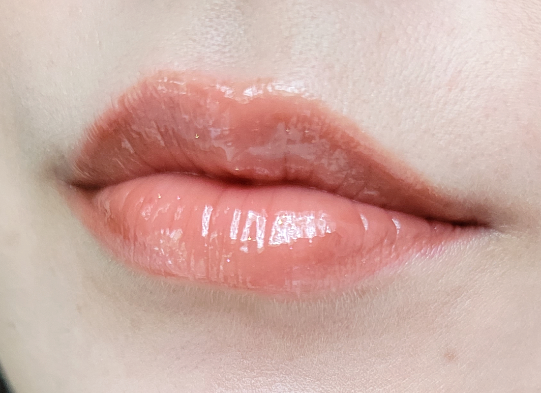Lasting Glossy Lipgloss в оттенке S02 поверх Watery Glam Lipgloss в оттенке NU02, нанесен на центр губ