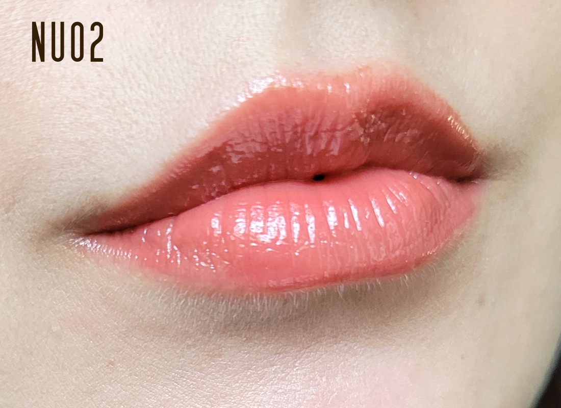 Watery Glam Lipgloss в оттенке NU02, свотч на губах