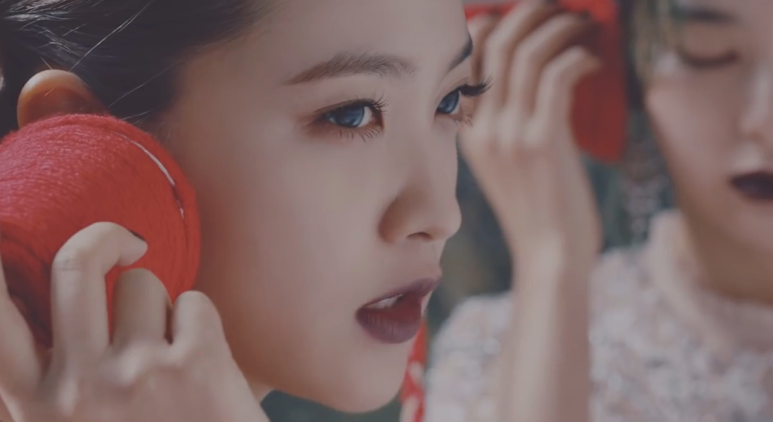 Скриншот из клипа на песню Psycho группы Red Velvet