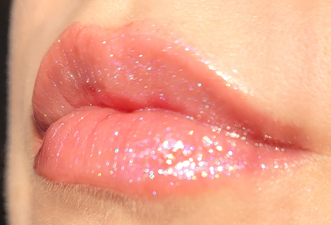 Beauty Bomb Lip Glass #Wave Mistress в качестве топпера, солнечные лучи