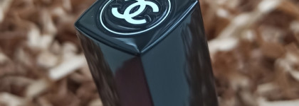 Страшно красивый Chanel Rouge Coco Gloss в оттенке №816 Laque Noire