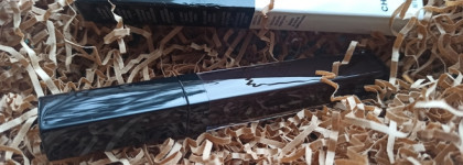 Страшно красивый Chanel Rouge Coco Gloss в оттенке №816 Laque Noire