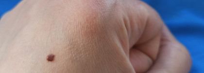 Море и песок. Тинт для губ и щек Color Salute Lip & Cheek Tint в оттенке Raf и стойкий карандаш для глаз в оттенке Cobalt от бренда O.K. Beauty