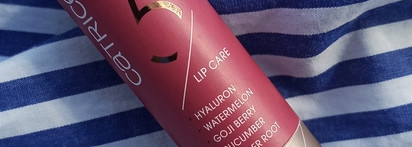 Еще один бюджетный цветной бальзам. Catrice Power Full 5 Lip Care в оттенке 030 Sweet Cherry