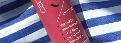 Еще один бюджетный цветной бальзам. Catrice Power Full 5 Lip Care в оттенке 030 Sweet Cherry