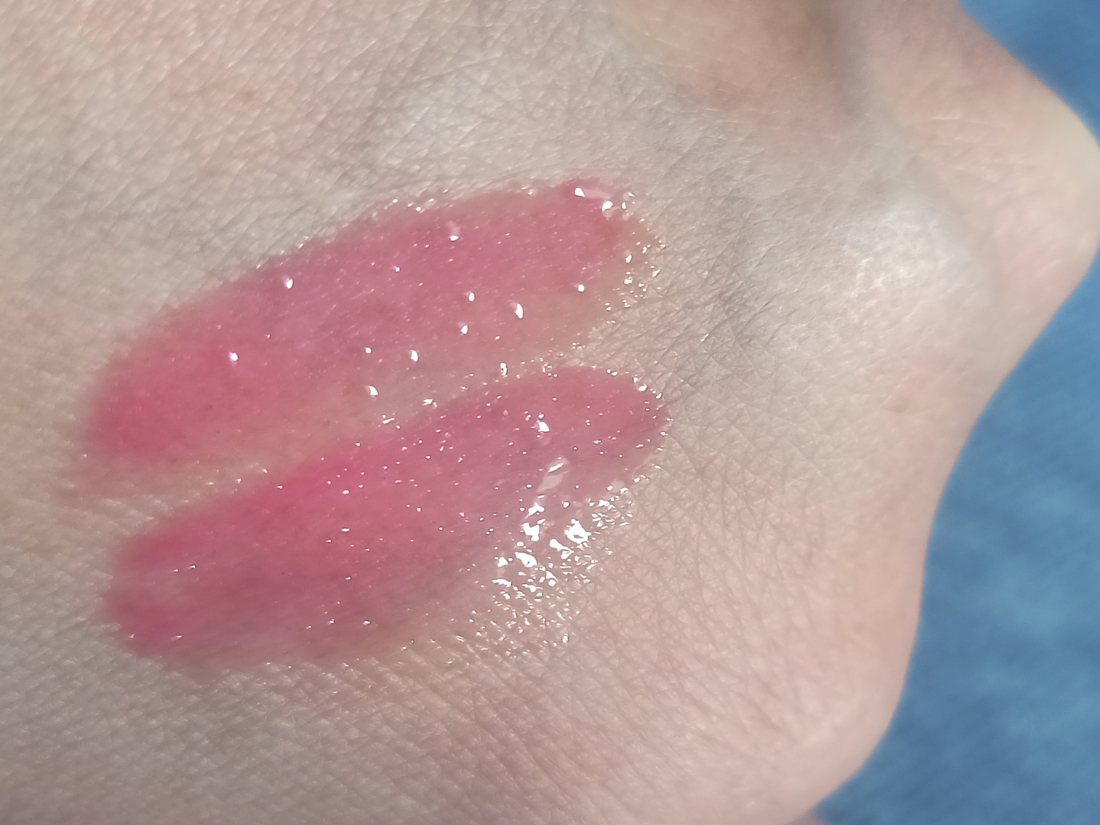 Сверху Naj Oleari Plumping Kiss Lipgloss №08, снизу Essence Extreme Shine Volume Lipgloss №103.