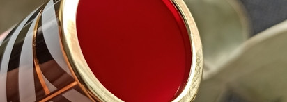 Прекрасная помада, которой я не пользуюсь. Carolina Herrera Matte Lipstick в оттенке 410, Red Algeria и Carolina Herrera Zebra Printed Cap