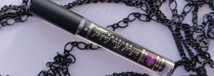 Back to 2007 с Essence. Хайлайтер Meta Glow Highlighter и блеск What The Fake! Extreme Plumping Lip Filler в оттенке 03, Pepper Me Up