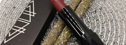 Мрачно и бюджетно. Catrice Shine Bomb Lipstick в оттенке 100, Cherry Bomb