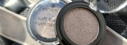 Взяла дубль и дело не в низкой цене. Тени Essence Soft Touch Eyeshadow в оттенке 03, Eternity