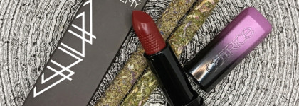 Мрачно и бюджетно. Catrice Shine Bomb Lipstick в оттенке 100, Cherry Bomb