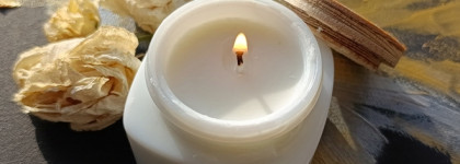 Пионы зимой. Ароматическая свеча для интерьера Uvinion "Букет пионов"