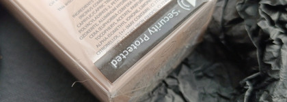 Роскошна до кончика стика. Лучшая помада 2024 года, Jimmy Choo Satin Lip Colour в оттенке Red Carpet