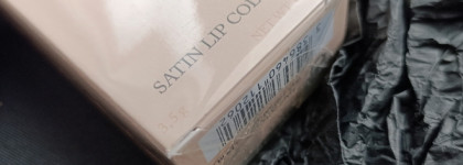 Роскошна до кончика стика. Лучшая помада 2024 года, Jimmy Choo Satin Lip Colour в оттенке Red Carpet