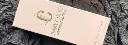 Роскошна до кончика стика. Лучшая помада 2024 года, Jimmy Choo Satin Lip Colour в оттенке Red Carpet