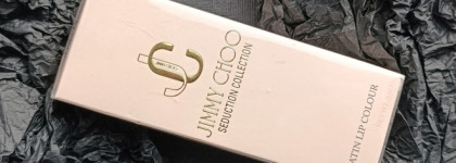 Роскошна до кончика стика. Лучшая помада 2024 года, Jimmy Choo Satin Lip Colour в оттенке Red Carpet