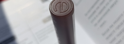 Шоколадненько! Essence Juicy Bomb Glossy Butter Balm в оттенке 05, Choco-lot To Handle