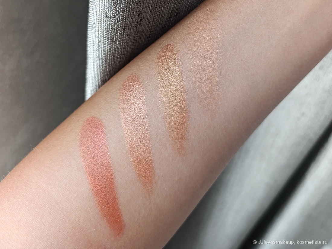 В глубине комнаты.