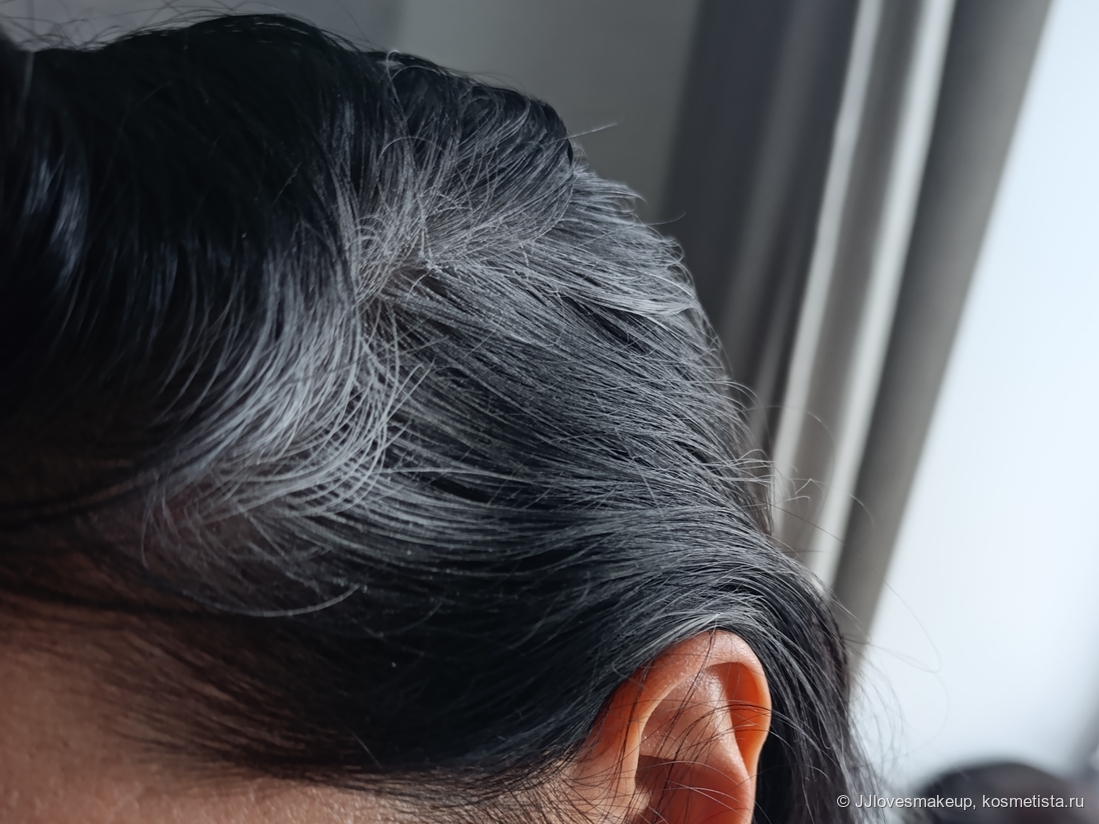 Сразу после нанесения, до массажа и вычесывания.