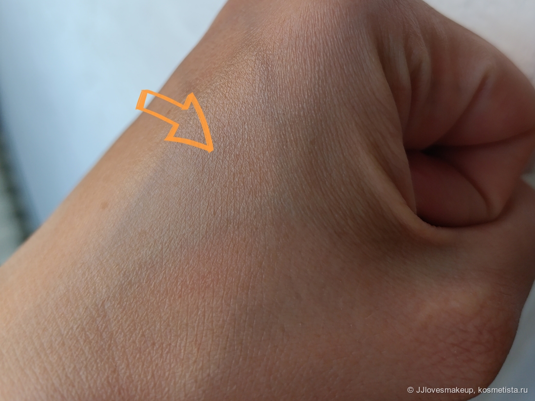 На фото жирнющий слой средства, нанесенный от стрелки и ниже