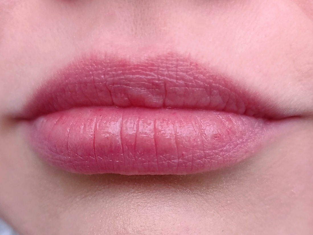 Вы помаду видите? А она есть.