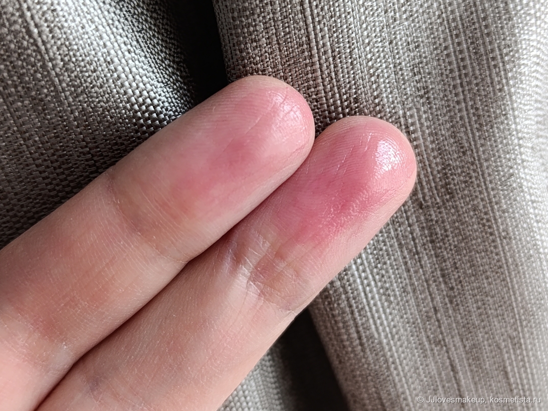 Сверху тинт без бальзама, снизу с бальзамом. Визуально разница небольшая, однако с бальзамом намного комфортнее