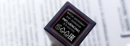 Красное вино для скромных: Nrav Juicy Lip Oil в оттенке Influencing