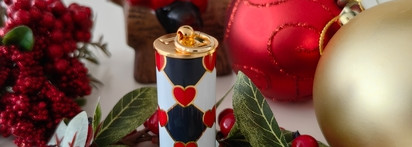 Самая новогодняя красная помада: Carolina Herrera Fabulous Kiss Satin Lipstick #370