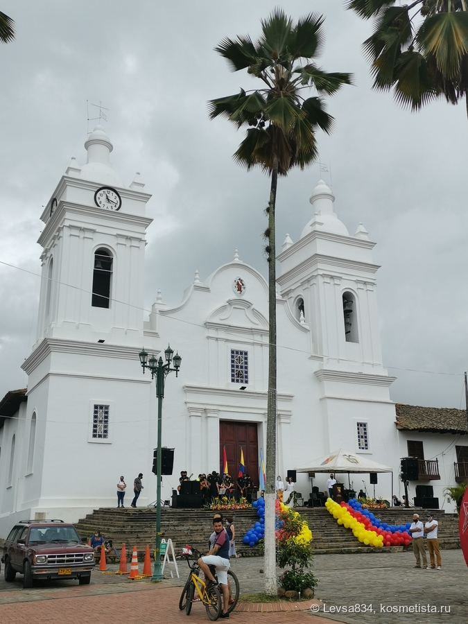 Большинство поселений, pueblos, здесь построены более четырёхсот лет назад испанцами, везде есть главная паощадь с церковью и парком.