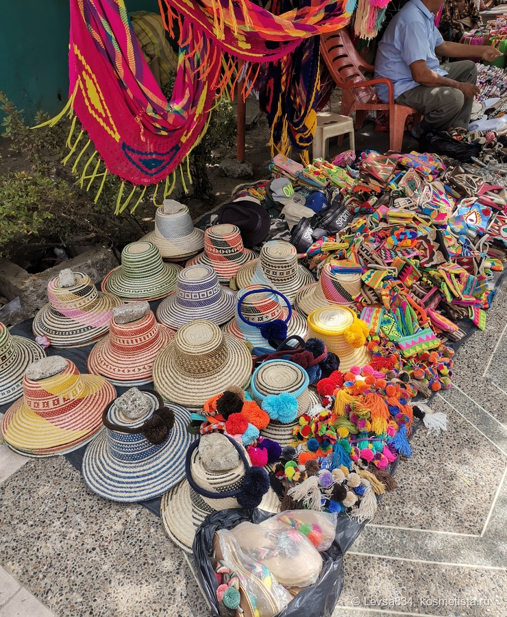 Индемская артесания в Риоаче. Шляпы, сзади - их известные сумки, у кажэой свой узор. Женщины крючком вяжут сам мешок, мужчины плетут ручки.