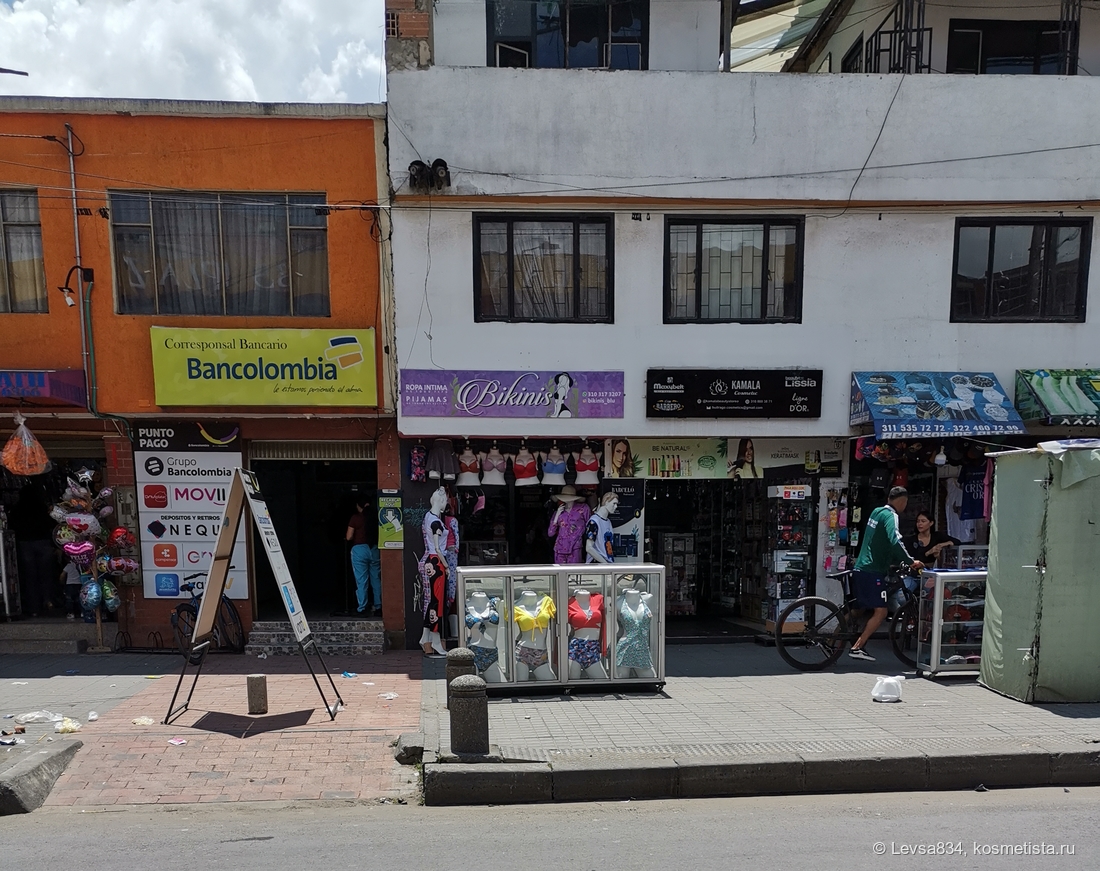 Торговые улицы, в каждом доме какое-нибудь негосио. Надо сказать, в Колумбии шьют потрясающее нижнее бельё и купальники. Супер.