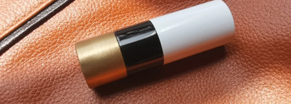 Пальто красное. Hermés Rouge Hermés Matte Lipstick Rouge Casaque 64 Mat