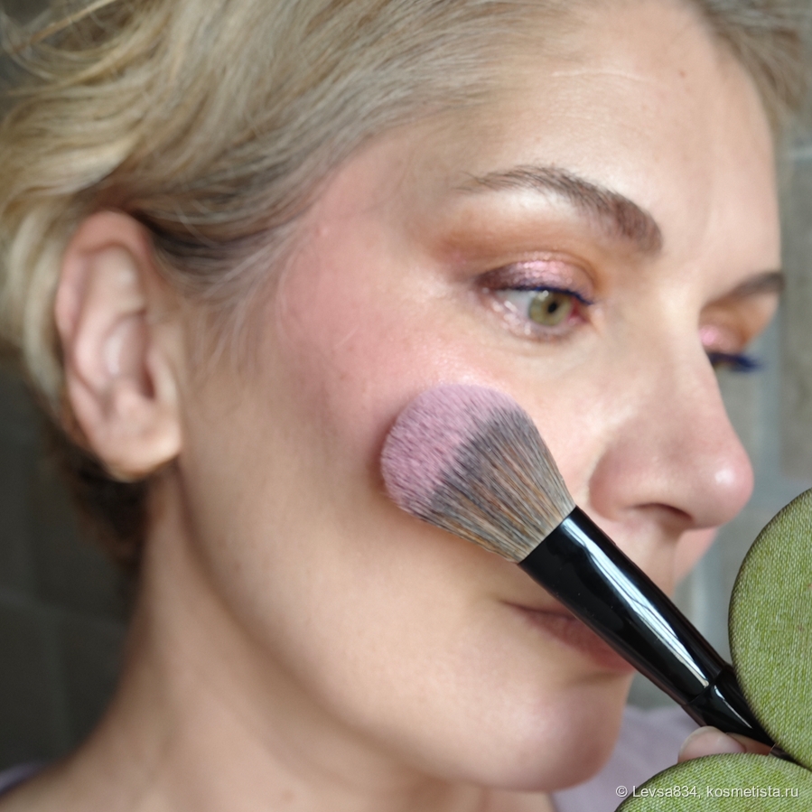 Вот этой чудеснейшей кистью для румян от бренда Sephora