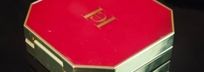 Сияющее сокровище, хайлайтер Carolina Herrera Universal shade 01 Highlighter The refill + Green Waves case