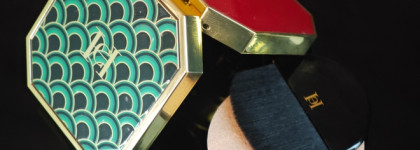 Сияющее сокровище, хайлайтер Carolina Herrera Universal shade 01 Highlighter The refill + Green Waves case