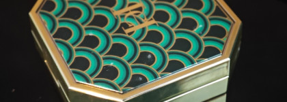 Сияющее сокровище, хайлайтер Carolina Herrera Universal shade 01 Highlighter The refill + Green Waves case