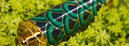 Моя лучшая розовая сатиновая помада, Carolina Herrera Fabulous Kiss The Lipstick Satin 375 Rose Attitude refill + Green Waves Cap