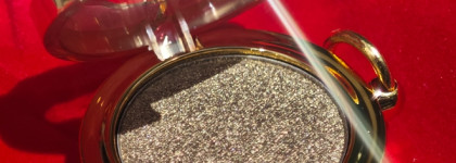 Оливковый, красивый, беспроблемный оттенок теней Carolina Herrera Fabulous Eyes Chic Metallic Mono Eyeshadow 16 Olive