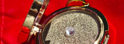 Оливковый, красивый, беспроблемный оттенок теней Carolina Herrera Fabulous Eyes Chic Metallic Mono Eyeshadow 16 Olive