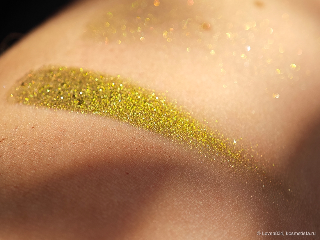 Ракурс кажется странным, однако на нём очень правдоподобно отражены и искры, и зелень цвета