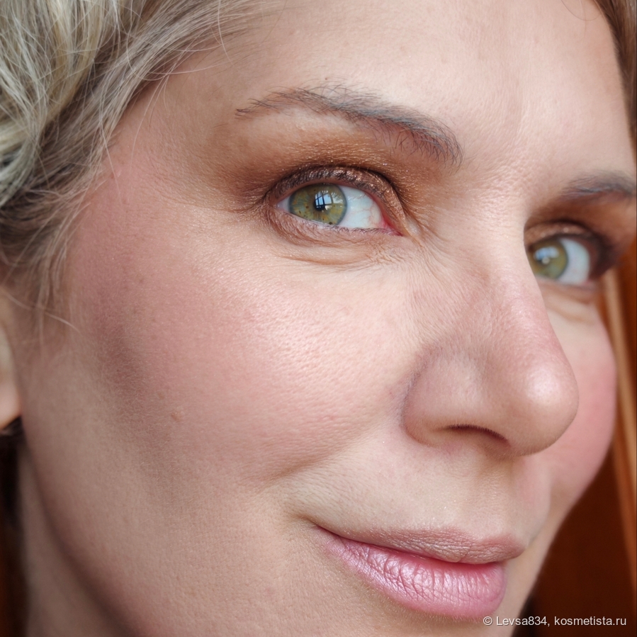 Здесь на верхней губе хайлайтер цвета шампанского, на нижней - розовый, румяна наслоила от души