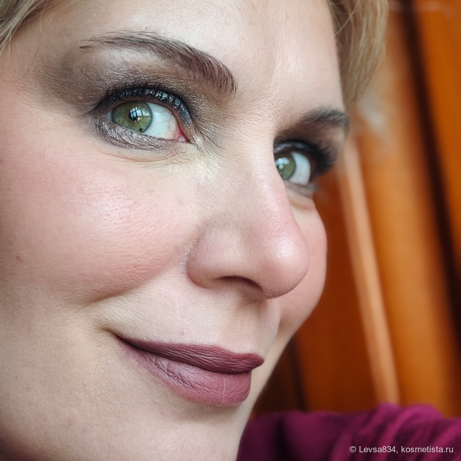 Это та же помада, а ней тонким слоем лежит красно-ягодная