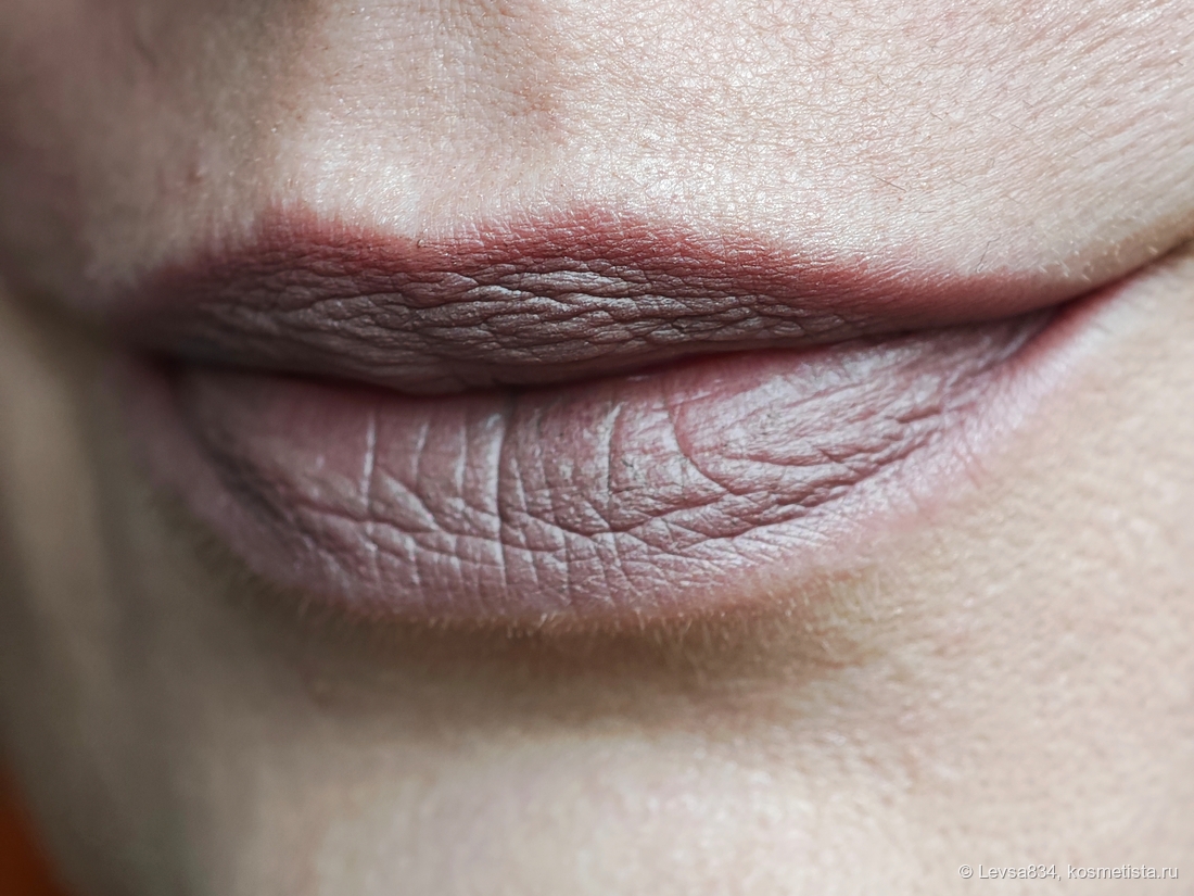 Здесь помада нанесена очень тонким слоем, контур обведён ею же при помощи кисточки