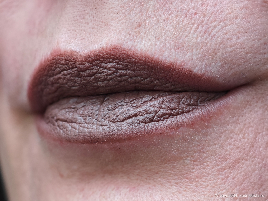 Помада нанесена плотно