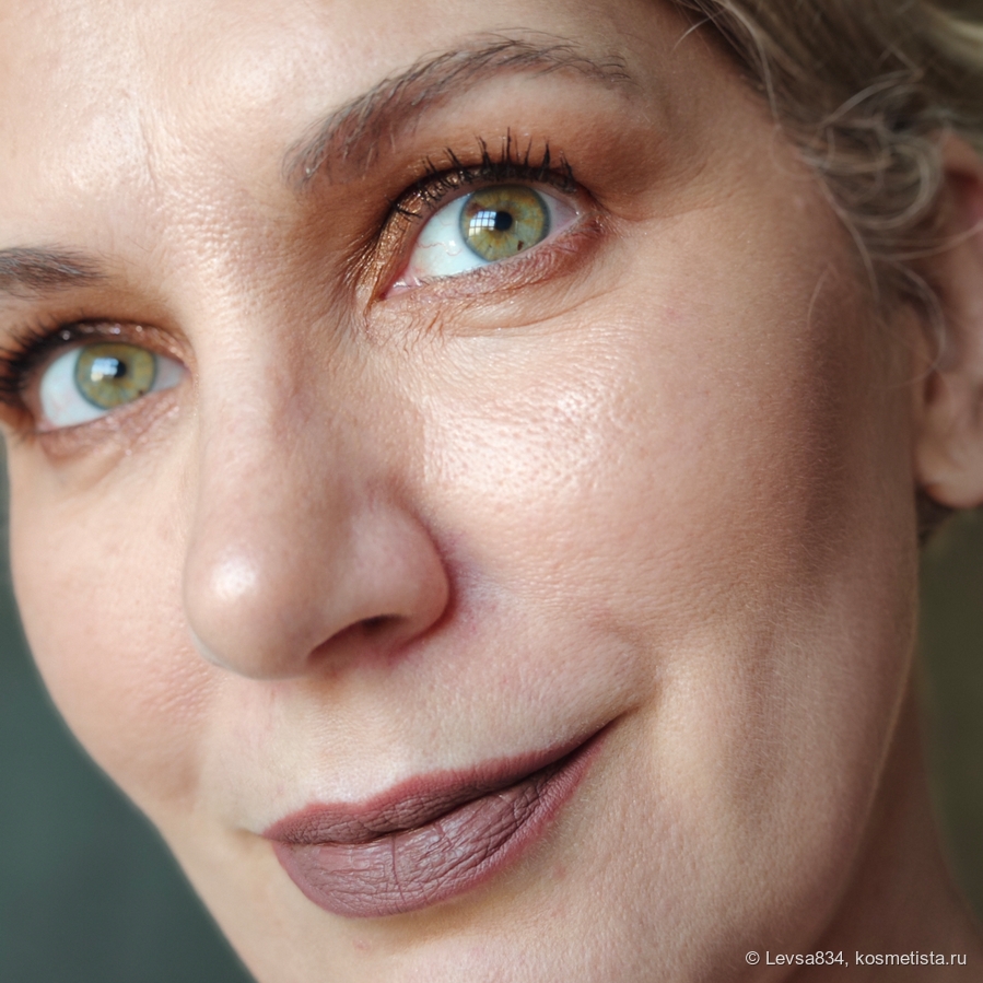 С розоватым контурным карандашом